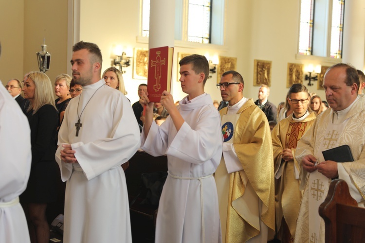 Uczniowie katolickiej szkoły w Czechowicach-Dziedzicach z nowym sztandarem