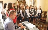 Uczniowie katolickiej szkoły w Czechowicach-Dziedzicach z nowym sztandarem