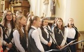 Uczniowie katolickiej szkoły w Czechowicach-Dziedzicach z nowym sztandarem
