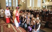 Uczniowie katolickiej szkoły w Czechowicach-Dziedzicach z nowym sztandarem