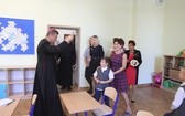 Uczniowie katolickiej szkoły w Czechowicach-Dziedzicach z nowym sztandarem