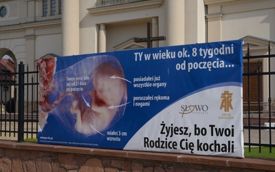 Billboard promujący akcję na ogrodzeniu kościoła NSJ w Radomiu