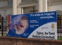 Billboard promujący akcję na ogrodzeniu kościoła NSJ w Radomiu