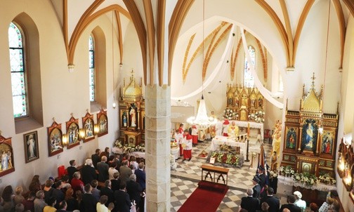 Gotyckie sklepienie puńcowskiego kościoła podtrzymuje jeden filar w środku świątyni