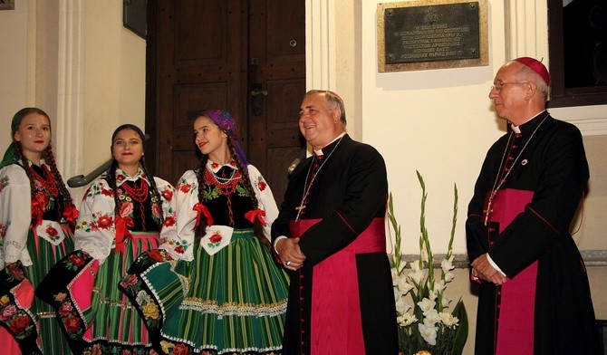 Abp Salvatore Pennacchio, bp Andrzej F. Dziuba i dziewczęta w łowickich strojach przy odsłoniętej tablicy