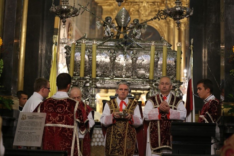 Pielgrzymi w archikatedrze waweskiej