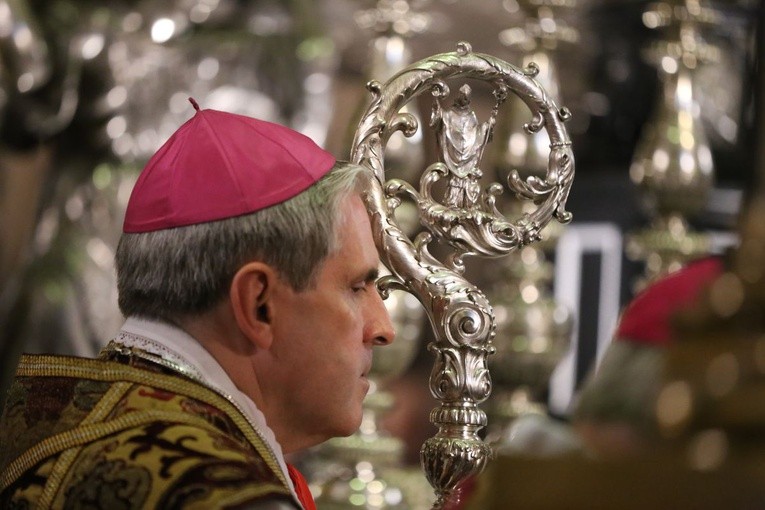 Pielgrzymi w archikatedrze waweskiej