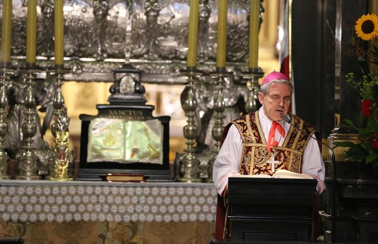 Pielgrzymi w archikatedrze waweskiej