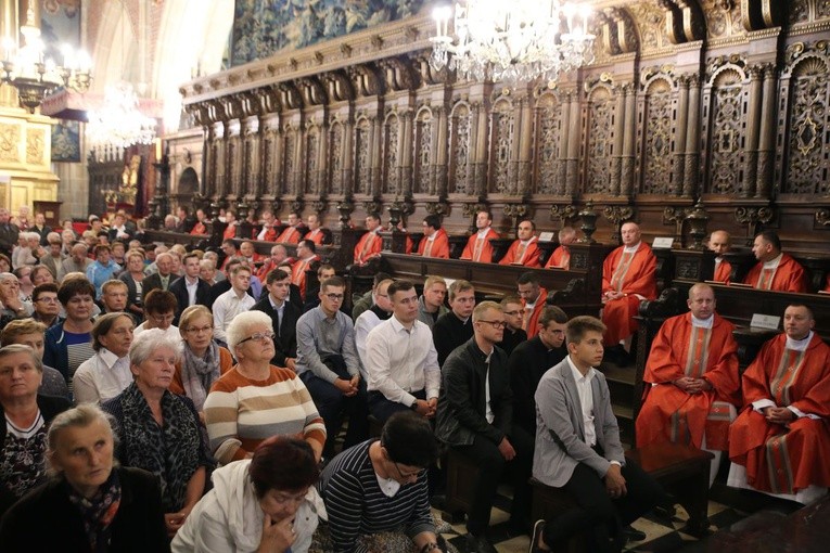 Pielgrzymi w archikatedrze waweskiej