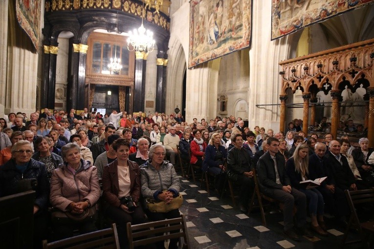 Pielgrzymi w archikatedrze waweskiej