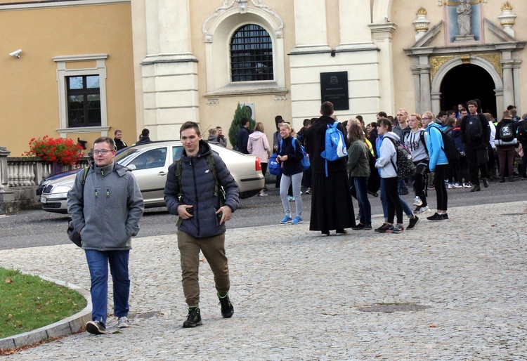 Nocna pielgrzymka młodzieży