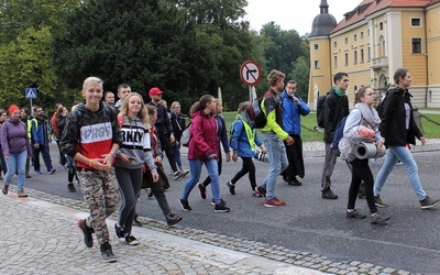 Deszcz "szedł" przed nimi