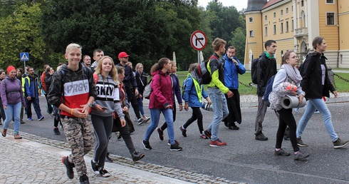 Deszcz "szedł" przed nimi