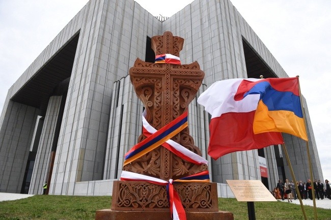 Chaczkar przed Świątynią Opatrzności