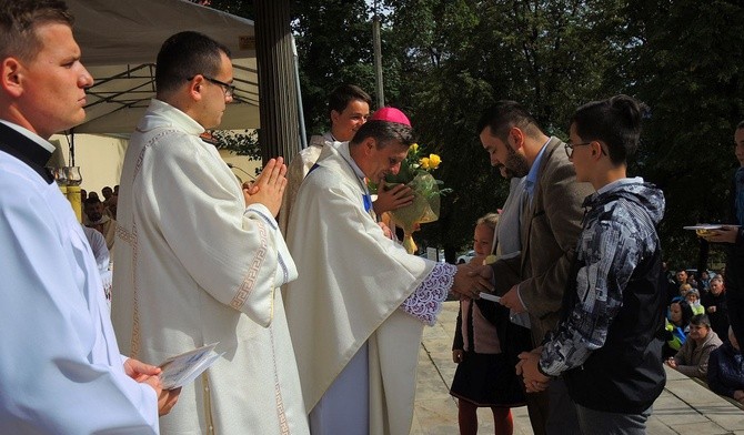 Rodziny w procesji z darami w czasie Eucharystii