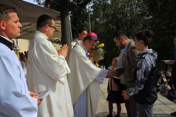 Rodziny w procesji z darami w czasie Eucharystii