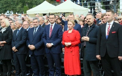 Premier Mateusz Morawiecki ze swymi współpracownikami uczestniczyli w uroczystościach w Wąwolnicy