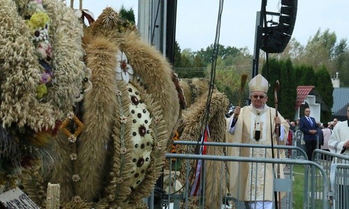 Abp Stanisław Budzik poświęcił wieńce dożynkowe