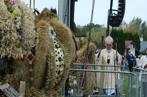 Abp Stanisław Budzik poświęcił wieńce dożynkowe