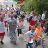 Razem z dziećmi  pobiegła s. Alma.  Obok niej (z lewej) ks. Rafał Kamiński.