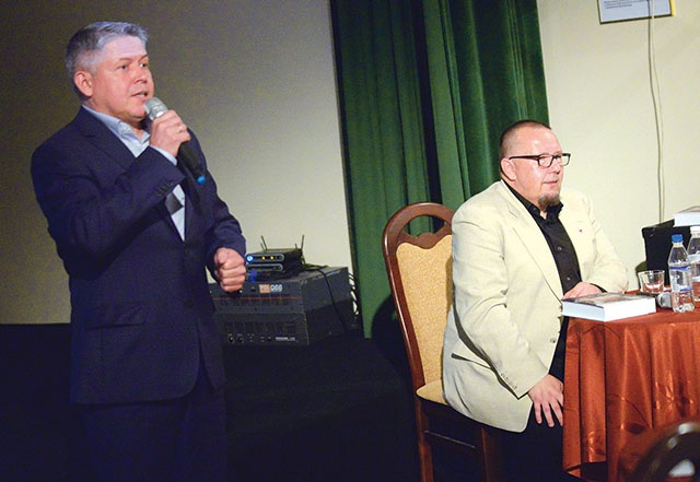 	Promocja odbyła się w radomskiej „Resursie”. O publikacji i autorze (z prawej) opowiadał historyk Przemysław Bednarczyk.