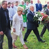 	Po odśpiewaniu hymnu państwowego nastąpiło złożenie kwiatów. 