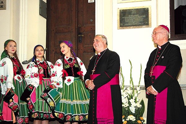 Legatowi papieskiemu przypadły do gustu ludowe pieśni.