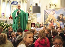 O. Jerzy Chrzanowski CP prowadzi naukę dla dzieci podczas Mszy św. 
