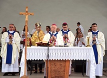 Młodzieży towarzyszyli księża i biskupi łowiccy.