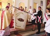▲	Biskup Roman Pindel pobłogosławił sztandar oraz nowe skrzydło budynku szkoły.