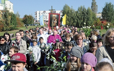 ▲	Droga do kościoła Matki Bożej Różańcowej w Lublinie,  4 października 2014 roku.