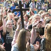 ▲	Scena nad Jeziorem Łańskim falowała w rytm hip-hopu. Muode Koty porwały uczestników w świat muzyki,  gdzie najważniejszy  jest Boży Syn.