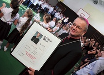 Biskup otrzymał od nauczycieli i uczniów specjalny prezent – szkolną legitymację.