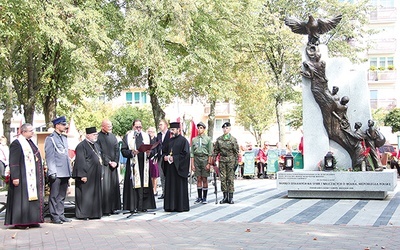 Autorem monumentu jest prof. Robert Sobociński.  Na zdjęciu: Modlitwa przed poświęceniem pomnika.