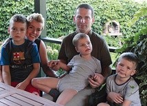 Mimo ciężkiej choroby syna Roman i Justyna stworzyli szczęśliwą rodzinę. Doświadczeniami dzielą się na stronie: mechanikamilosci.pl.