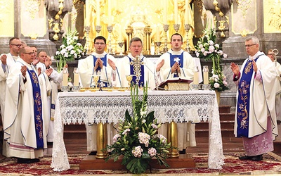 W pielgrzymce wzięli udział wszyscy biskupi archidiecezji wrocławskiej.