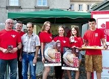 Na rozdawanych z symboliczną kromką chleba czy drożdżówką ulotkach jest numer konta i SMS wspierający akcję oraz... przepis na chleb.