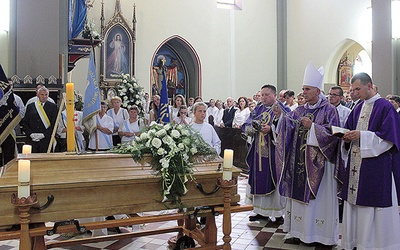 Ceremoniom pogrzebowym przewodniczył bp Andrzej Iwanecki.