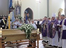 Ceremoniom pogrzebowym przewodniczył bp Andrzej Iwanecki.