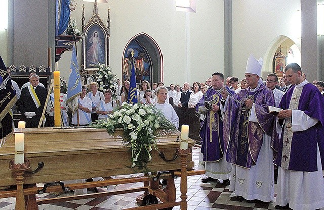 Ceremoniom pogrzebowym przewodniczył bp Andrzej Iwanecki.