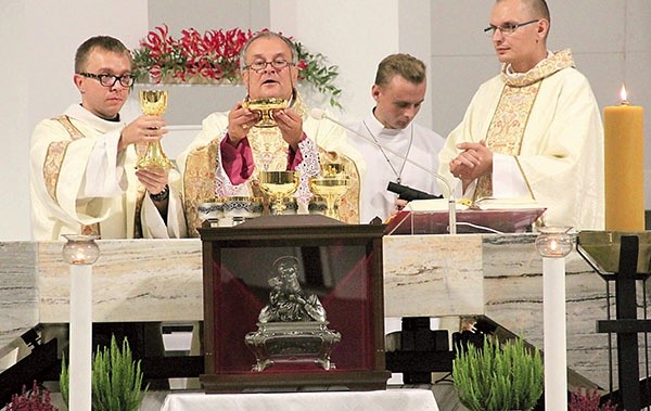 Rok 2018 jest obchodzony jako Rok św. Stanisława Kostki, gdyż przypada w nim 450. rocznica jego śmierci. Relikwiarz odwiedzi też sanktuarium Matki Bożej Łaskawej w Warszawie.