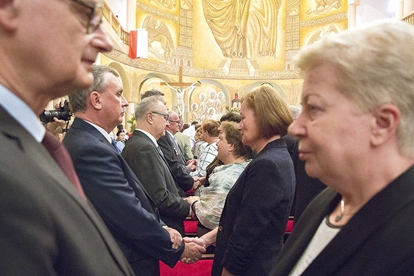 – Prawdziwie kocha tylko ten, kto trwa w miłości, gdy jest to trudne – mówił jubilatom  biskup polowy.