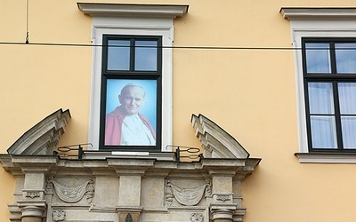 16 października ten widok przejdzie do historii. W oknie papieskim przy ul. Franciszkańskiej 3 pojawi się nowy wizerunek Jana Pawła II, wykonany techniką mozaiki.