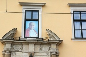 16 października ten widok przejdzie do historii. W oknie papieskim przy ul. Franciszkańskiej 3 pojawi się nowy wizerunek Jana Pawła II, wykonany techniką mozaiki.