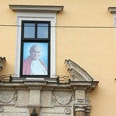 16 października ten widok przejdzie do historii. W oknie papieskim przy ul. Franciszkańskiej 3 pojawi się nowy wizerunek Jana Pawła II, wykonany techniką mozaiki.