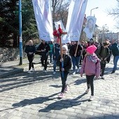 ▲	Starsze i młodsze panie wzięły w tym roku udział w pielgrzymce z Chojnowa do Osłej.