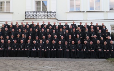 Wspólne zdjęcie Episkopatu Polski podczas obrad w Płocku, na terenie Wyższgo Seminarium Duchownego
