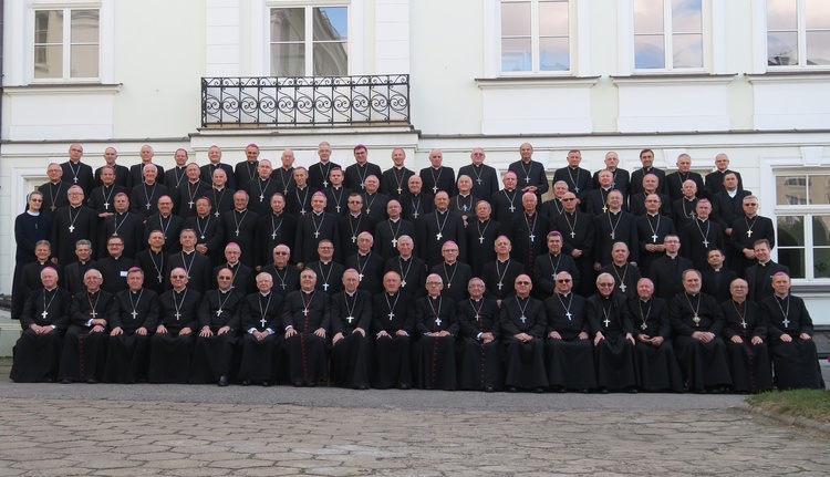 Wspólne zdjęcie Episkopatu Polski podczas obrad w Płocku, na terenie Wyższgo Seminarium Duchownego