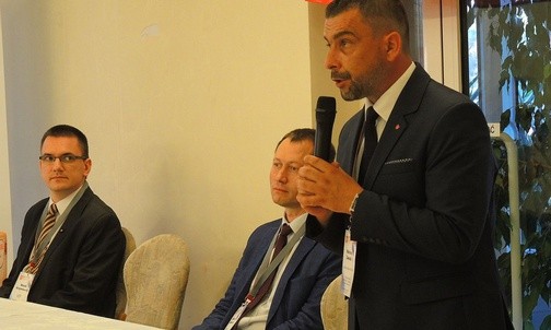 Komendant kęckiej MSM Mariusz Zawada (z prawej) oraz dr Marcin Świerad (w środku) i Marek Grzymowski z fundacji Zakonu Maltańskiego