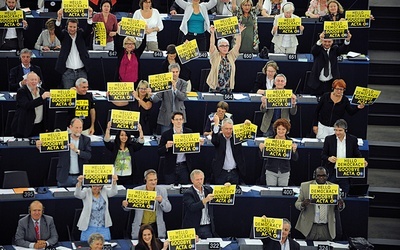 W 2012 roku dyskusja nad prawem ACTA wzbudziła tak duże emocje,  że część europosłów na sali obrad wyraziła demonstracyjnie sprzeciw wobec tego projektu.